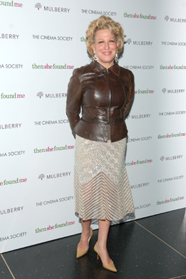 Illustration for article titled Helen Hunt Finds Birth Mother, Pretty Dress At Film Premiere